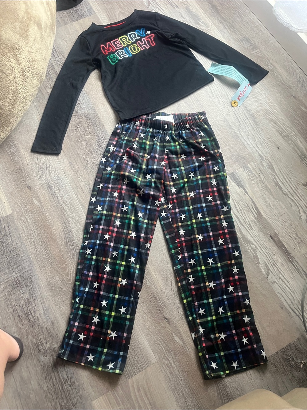 Cat & Jack Black Long-Sleeve Pajama Top with Multicolor Plaid Star Pants (6/7)